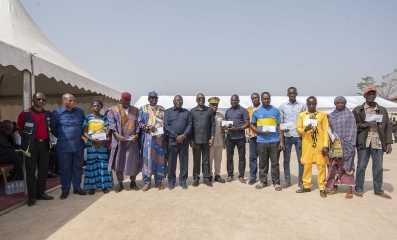PHOTO DE FAMILLE DES BENEFICIAIRES DE CHEQUES AVEC LE MINISTRE DES TRANSPORTS