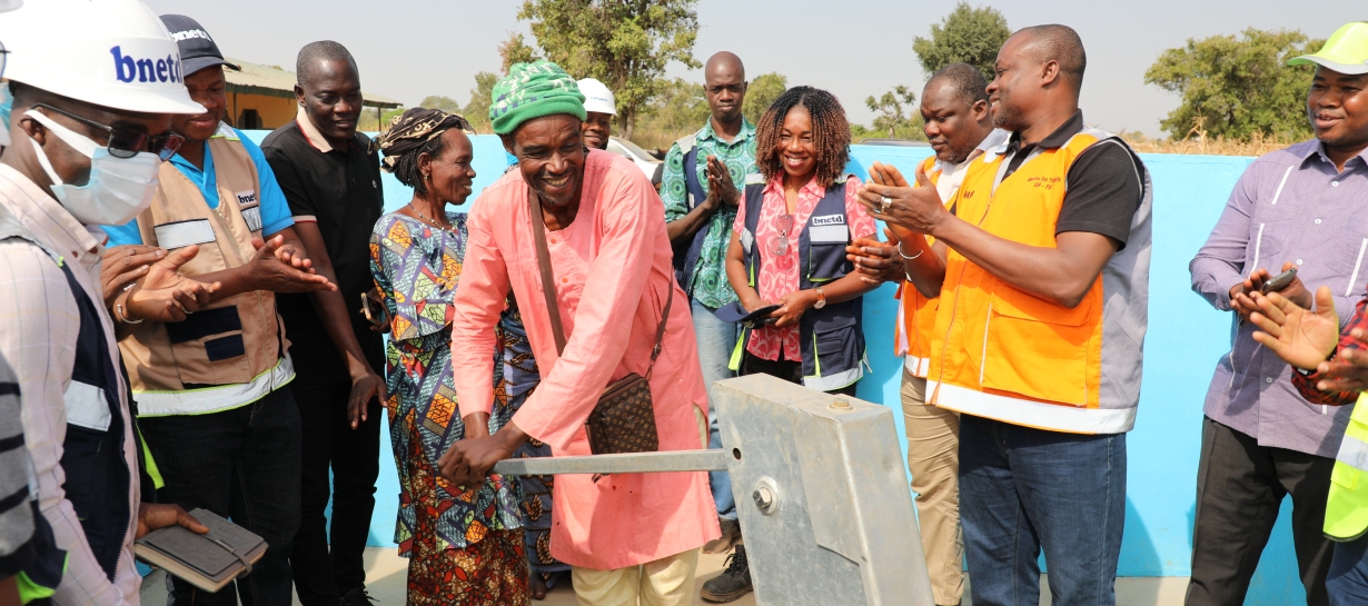 remise de pompes villageoises aux localités de Mamadouvogo et de Amadouvogou