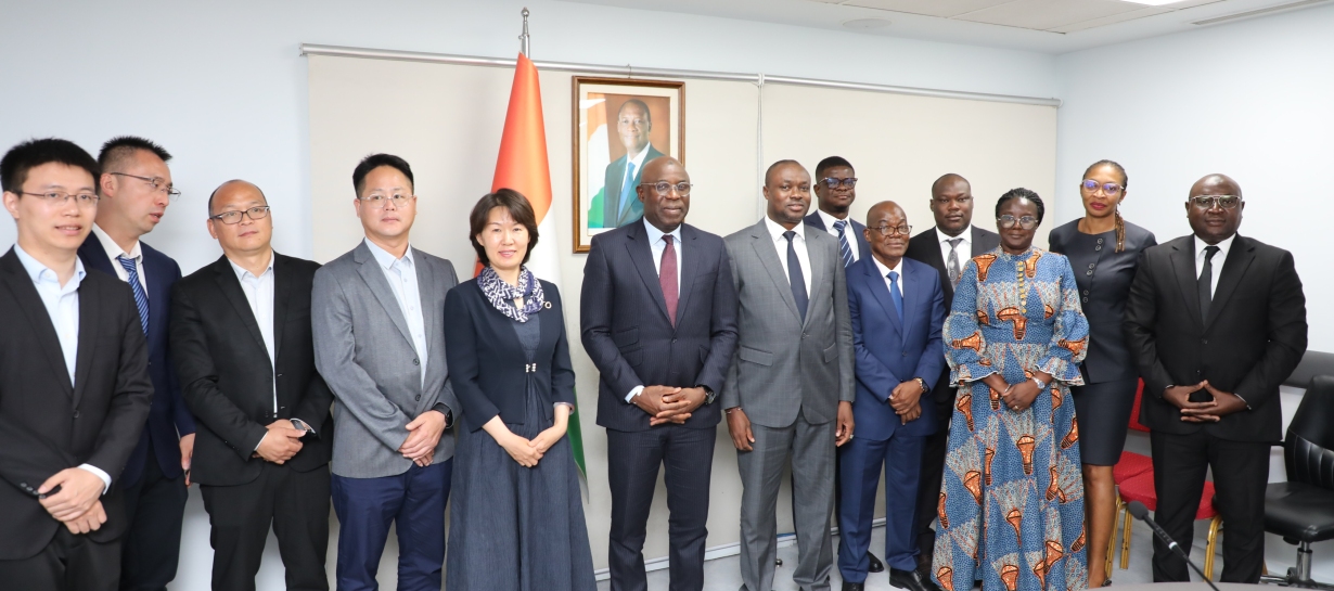 PHOTO DE FAMILLE DE LA DELEGATION DE ICBC EN AUDIENCE AU MINISTERE DES TRANSPORTS